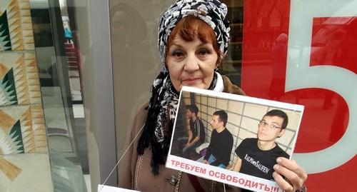 Галина Тихенко проводит пикет с требованием освободить политзаключенных. Волгоград, 7 апреля 2019 года. Фото Татьяны Филимоновой для "Кавказского узла". Галина Тихенко проводит пикет с требованием освободить политзаключенных. Волгоград, 7 апреля 2019 года. Фото Татьяны Филимоновой для "Кавказского узла".