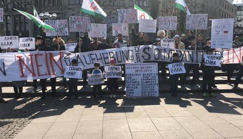 Митинг в поддержку ингушских активистов в Гамбурге 7 апреля. Фото: скриншот с видео на канале в Youtube
Фортанга Org https://www.youtube.com/watch?v=Qc0fonXrffc&feature=youtu.be Митинг в поддержку ингушских активистов в Гамбурге 7 апреля. Фото: скриншот с видео на канале в Youtube
Фортанга Org https://www.youtube.com/watch?v=Qc0fonXrffc&feature=youtu.be