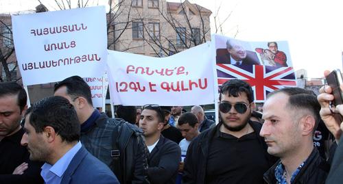 Участники акции в Ереване 8 апреля 2019 года. Фото Тиграна Петросяна для "Кавказского узла". Участники акции в Ереване 8 апреля 2019 года. Фото Тиграна Петросяна для "Кавказского узла".