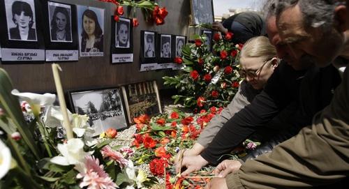 Участники акции в память о жертвах разгона мирного митинга в Тбилиси 9 апреля 1989 года. Фото: REUTERS/David Mdzinarishvili Участники акции в память о жертвах разгона мирного митинга в Тбилиси 9 апреля 1989 года. Фото: REUTERS/David Mdzinarishvili