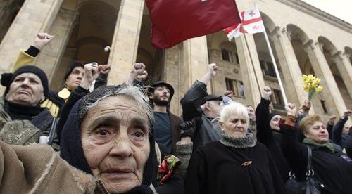 Акция памяти погибших 9 апреля 1989 года в Тбилиси. Фото: REUTERS / David Mdzinarishvili Акция памяти погибших 9 апреля 1989 года в Тбилиси. Фото: REUTERS / David Mdzinarishvili