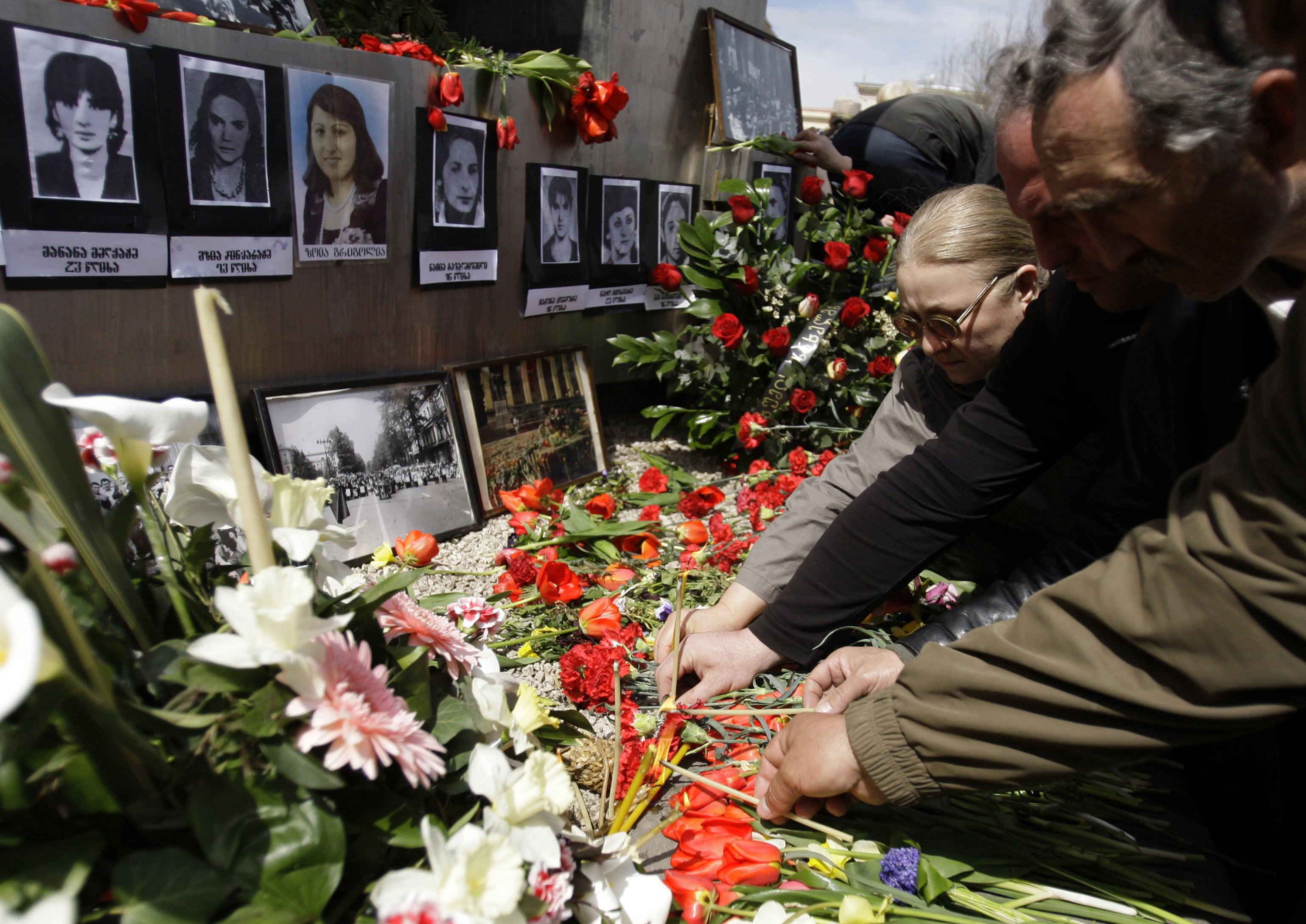Возложение цветов в память о погибших 9 апреля 1989 года в Тбилиси. Фото: REUTERS / David Mdzinarishvili Возложение цветов в память о погибших 9 апреля 1989 года в Тбилиси. Фото: REUTERS / David Mdzinarishvili