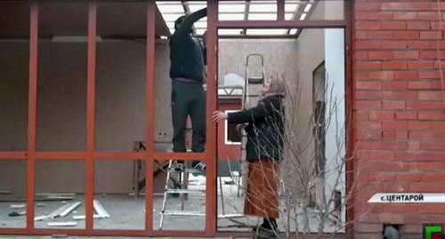 Жители Центароя возле своего дома. Скриншот видео ЧГТРК "Грозный" https://www.youtube.com/watch?time_continue=26&v=QOYKFqW2ZFI Жители Центароя возле своего дома. Скриншот видео ЧГТРК "Грозный" https://www.youtube.com/watch?time_continue=26&v=QOYKFqW2ZFI