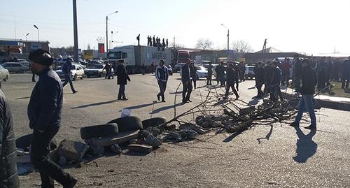 Акция протеста на "Экажевском круге" при въезде в Назрань. 27 марта 2019 г. Фото Умара Йовлоя для "Кавказского узла" Акция протеста на "Экажевском круге" при въезде в Назрань. 27 марта 2019 г. Фото Умара Йовлоя для "Кавказского узла"