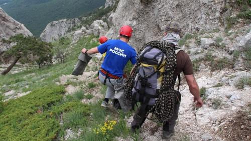 Спасатели в горах. Фото с сайта ГУ МЧС по Кабардино-Балкарии. http://07.mchs.gov.ru Спасатели в горах. Фото с сайта ГУ МЧС по Кабардино-Балкарии. http://07.mchs.gov.ru