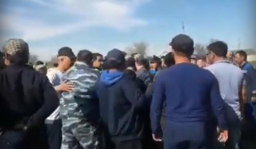 Кадр из видео "отасовка в Ногайском районе. Видео 2" на YouTube-канале РИА "Дербент". https://www.youtube.com/watch?v=HBziSrrxOf8 Кадр из видео "отасовка в Ногайском районе. Видео 2" на YouTube-канале РИА "Дербент". https://www.youtube.com/watch?v=HBziSrrxOf8