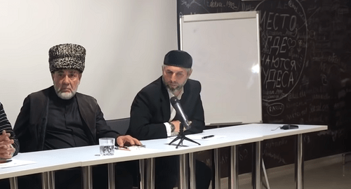 Ахмед Барахоев (слева) и Муса Мальсагов на совместной пресс-конференции лидеров ингушского протеста. Фото: Кадр видео "Ингушская осень" на YouTube https://www.youtube.com/watch?v=LfHJl8WXNTk Ахмед Барахоев (слева) и Муса Мальсагов на совместной пресс-конференции лидеров ингушского протеста. Фото: Кадр видео "Ингушская осень" на YouTube https://www.youtube.com/watch?v=LfHJl8WXNTk