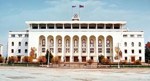 Здание правительства Дагестана. Фото: Автор: АбуУбайда - CC BY-SA 3.0, https://commons.wikimedia.org/w/index.php?curid=17538406 Здание правительства Дагестана. Фото: Автор: АбуУбайда - CC BY-SA 3.0, https://commons.wikimedia.org/w/index.php?curid=17538406