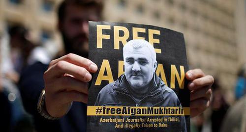 Портрет Афгана Мухтарлы на плакате. Фото: REUTERS/David Mdzinarishvili Портрет Афгана Мухтарлы на плакате. Фото: REUTERS/David Mdzinarishvili