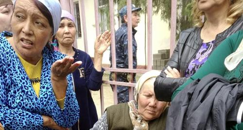 Родственники задержанных у здания Ногайского райсуда, 13 апреля 2019. Фото Гульмирой Тангатаровой
для "Кавказского узла" Родственники задержанных у здания Ногайского райсуда, 13 апреля 2019. Фото Гульмирой Тангатаровой
для "Кавказского узла"