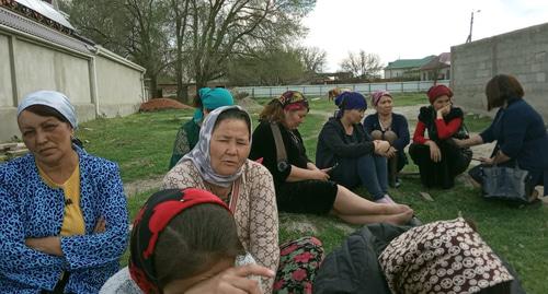 Родственники задержанных у здания Ногайского райсуда 13 апреля 2019 года. Фото Гульмирой Тангатаровой Родственники задержанных у здания Ногайского райсуда 13 апреля 2019 года. Фото Гульмирой Тангатаровой