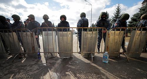 Сотрудники силовых структур. Магас, октябрь 2018 г. Фото: REUTERS/Maxim Shemetov Сотрудники силовых структур. Магас, октябрь 2018 г. Фото: REUTERS/Maxim Shemetov