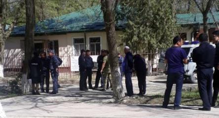 Родственники задержанных у здания Ногайского райсуда, 13 апреля 2019 года. Фото: Гульмира Тангатарова для "Кавказского узла" Родственники задержанных у здания Ногайского райсуда, 13 апреля 2019 года. Фото: Гульмира Тангатарова для "Кавказского узла"
