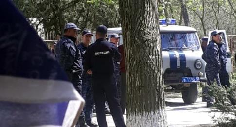 Силовики у здания Ногайского райсуда после задержаний в Орта-Тюбе, 13 апреля 2019 года. Фото Гульмиры Тангатаровой для "Кавказского узла" Силовики у здания Ногайского райсуда после задержаний в Орта-Тюбе, 13 апреля 2019 года. Фото Гульмиры Тангатаровой для "Кавказского узла"