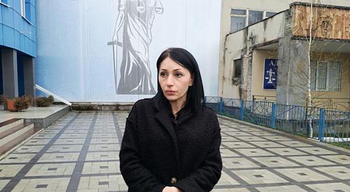 Земфира Цкаева, вдова Владимира Цкаева, после судебного заседания общается с журналистами. 19 апреля 2019 г. Фото Эммы Марзоевой для "Кавказского узла" Земфира Цкаева, вдова Владимира Цкаева, после судебного заседания общается с журналистами. 19 апреля 2019 г. Фото Эммы Марзоевой для "Кавказского узла"