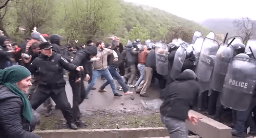 Столкновения протестующих в Панкиси с полицией. Кадр видео Общественного вещателя Грузии. https://www.youtube.com/watch?time_continue=58&v=TpVeQeOK82g Столкновения протестующих в Панкиси с полицией. Кадр видео Общественного вещателя Грузии. https://www.youtube.com/watch?time_continue=58&v=TpVeQeOK82g