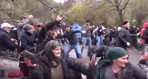 Столкновения участников протеста в Панкиси с полицией. Кадр видео Общественного вещателя Грузии. https://www.youtube.com/watch?time_continue=58&v=TpVeQeOK82g Столкновения участников протеста в Панкиси с полицией. Кадр видео Общественного вещателя Грузии. https://www.youtube.com/watch?time_continue=58&v=TpVeQeOK82g