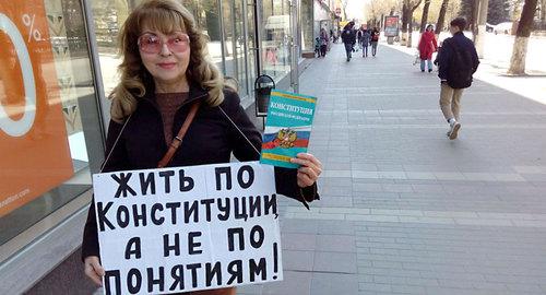 Активистка Любовь Третьякова призывает россиян жить по Конституции. Волгоград, 21 апреля 2019 года. Фото Вячеслава Ященко для "Кавказского узла". Активистка Любовь Третьякова призывает россиян жить по Конституции. Волгоград, 21 апреля 2019 года. Фото Вячеслава Ященко для "Кавказского узла".
