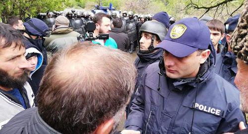 Сотрудник полиции во время столкновения с противниками строительства ГЭС в Панкисском ущелье. Фото Radio Way / FB https://www.facebook.com/radioway.ge/photos/a.215287378816423/877983559213465/?type=3&theater Сотрудник полиции во время столкновения с противниками строительства ГЭС в Панкисском ущелье. Фото Radio Way / FB https://www.facebook.com/radioway.ge/photos/a.215287378816423/877983559213465/?type=3&theater