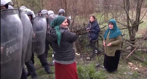 Жители Панкиси перед рядами полиции. Кадр видео Общественного вещателя Грузии. https://www.youtube.com/watch?time_continue=58&v=TpVeQeOK82g Жители Панкиси перед рядами полиции. Кадр видео Общественного вещателя Грузии. https://www.youtube.com/watch?time_continue=58&v=TpVeQeOK82g