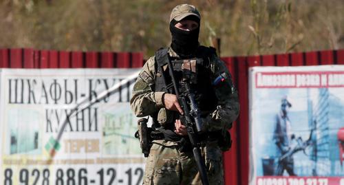 Сотрудник правоохранительных органов во время акции протеста против новой сделки по обмену землей, согласованной главами российских регионов Ингушетии и Чечни, в столице Ингушетии Магасе. Фото REUTERS/Максим Шеметов Сотрудник правоохранительных органов во время акции протеста против новой сделки по обмену землей, согласованной главами российских регионов Ингушетии и Чечни, в столице Ингушетии Магасе. Фото REUTERS/Максим Шеметов
