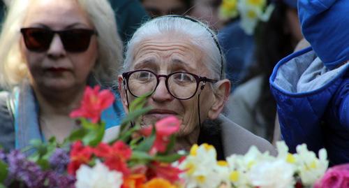 Участница траурных мероприятий у Вечного огня в комплексе Цицернакаберд 24.04.2019. Фото Тиграна Петросяна для "Кавказского узла" Участница траурных мероприятий у Вечного огня в комплексе Цицернакаберд 24.04.2019. Фото Тиграна Петросяна для "Кавказского узла"