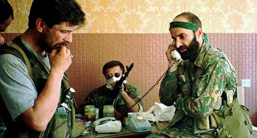 Шамиль Басаев (справа). Июнь 1995 г. Фото: REUTERS/Pool new Шамиль Басаев (справа). Июнь 1995 г. Фото: REUTERS/Pool new