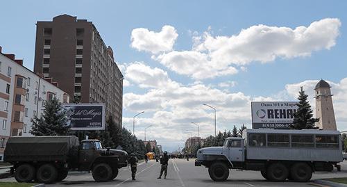 Полиция на улицах Магаса. Фото: REUTERS/Maxim Shemetov Полиция на улицах Магаса. Фото: REUTERS/Maxim Shemetov