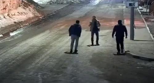 Кадры камеры видеонаблюдения незадолго до убийства. Фото: Кадр видео Rustam Kalibat https://www.facebook.com/groups/105503963342952/permalink/174894366403911/ Кадры камеры видеонаблюдения незадолго до убийства. Фото: Кадр видео Rustam Kalibat https://www.facebook.com/groups/105503963342952/permalink/174894366403911/