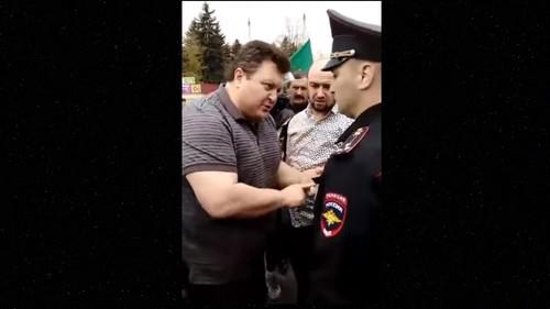 Скриншот видео спора активистов с силовиками в Нальчике в День черкесского флага 25 апреля 2019 года, https://www.youtube.com/watch?v=S1XrPZXijI4&t=199s Скриншот видео спора активистов с силовиками в Нальчике в День черкесского флага 25 апреля 2019 года, https://www.youtube.com/watch?v=S1XrPZXijI4&t=199s