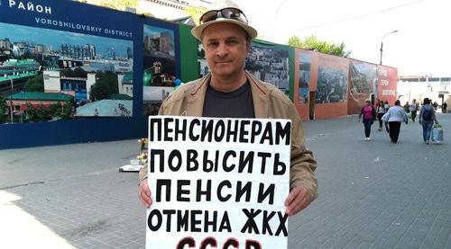 Владимир Тельпук в одиночном пикете. Волгоград, 28 апреля 2019 года. Фото Татьяны Филимоновой для "Кавказского узла" Владимир Тельпук в одиночном пикете. Волгоград, 28 апреля 2019 года. Фото Татьяны Филимоновой для "Кавказского узла"