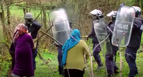 Столкновения протестующих в Панкиси с полицией. Фото: кадр видео "Кавказского узла" https://www.youtube.com/watch?time_continue=2&v=0WOd5bOftv4 Столкновения протестующих в Панкиси с полицией. Фото: кадр видео "Кавказского узла" https://www.youtube.com/watch?time_continue=2&v=0WOd5bOftv4