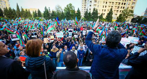Оппозиционеры ПНФА во время митинга критикуют власти Азербайджана. Октябрь 2017 года. Фото Азиза Каримова для “Кавказского узла”. Оппозиционеры ПНФА во время митинга критикуют власти Азербайджана. Октябрь 2017 года. Фото Азиза Каримова для “Кавказского узла”.