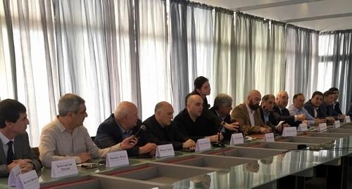 Представители абхазской оппозиции дают пресс-конференцию в Сухуме. 2 мая 2019 года. Фото Дмитрия Статейнова для "Кавказского узла". Представители абхазской оппозиции дают пресс-конференцию в Сухуме. 2 мая 2019 года. Фото Дмитрия Статейнова для "Кавказского узла".