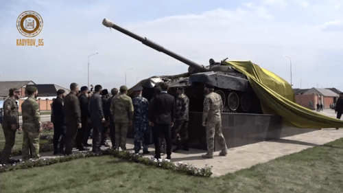 Скриншот видео открытия танка-памятника в Шали 2 мая 2019 года, https://vk.com/wall279938622_395197 Скриншот видео открытия танка-памятника в Шали 2 мая 2019 года, https://vk.com/wall279938622_395197