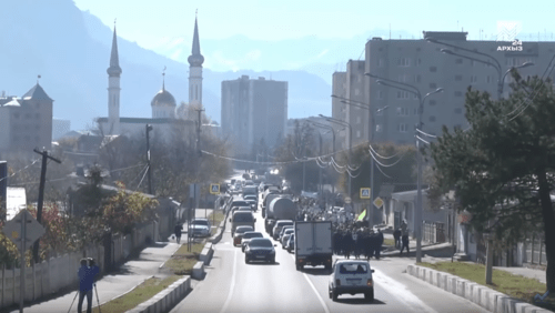 Скриншот видео шествия "Мы вернулись!" в Черкесске 3 мая 2019 года, https://youtu.be/lZjNIUQQLSs Скриншот видео шествия "Мы вернулись!" в Черкесске 3 мая 2019 года, https://youtu.be/lZjNIUQQLSs