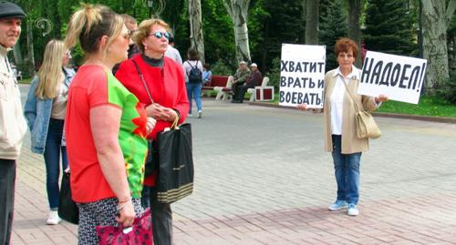 Галина Тихенко с плакатами. Фото Вячеслав Ященко для "Кавказского узла" Галина Тихенко с плакатами. Фото Вячеслав Ященко для "Кавказского узла"