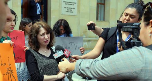 Журналисты на акции протеста перед управлением Генпрокуратуры Азербайджана 3 мая 2019 года. Фото Азиза Каримова для "Кавказского узла" Журналисты на акции протеста перед управлением Генпрокуратуры Азербайджана 3 мая 2019 года. Фото Азиза Каримова для "Кавказского узла"