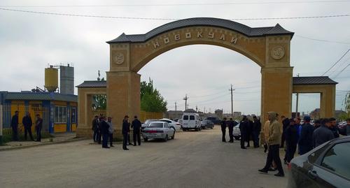 Более 300 человек на сходе около села Новокули. Фото Ильяса Капиева для "Кавказского узла" Более 300 человек на сходе около села Новокули. Фото Ильяса Капиева для "Кавказского узла"