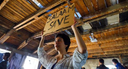 Активист держит в руках слоган Salam Save. Фото Азиза Каримова для "Кавказского узла" Активист держит в руках слоган Salam Save. Фото Азиза Каримова для "Кавказского узла"
