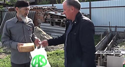 Раздача продуктовых наборов в первый день месяца поста Рамадан. Фото кадр видео
ЧГТРК "Грозный" https://www.youtube.com/watch?v=VbQkQ9QFJ3g Раздача продуктовых наборов в первый день месяца поста Рамадан. Фото кадр видео
ЧГТРК "Грозный" https://www.youtube.com/watch?v=VbQkQ9QFJ3g