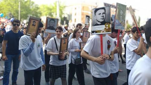 Шествие "Бессмертный полк" в Дагестане 9 мая 2019 года. Фото Ильяса Капиева для "Кавказского узла" Шествие "Бессмертный полк" в Дагестане 9 мая 2019 года. Фото Ильяса Капиева для "Кавказского узла"