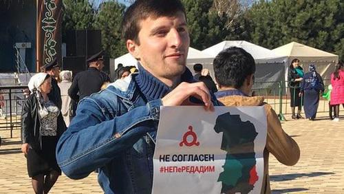 Исмаил Нальгиев на акции в Назрани. 4 ноября 2018 года. Фото Магомеда Муцольгова для "Кавказского узла" Исмаил Нальгиев на акции в Назрани. 4 ноября 2018 года. Фото Магомеда Муцольгова для "Кавказского узла"