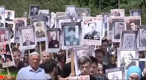 Участники шествия «Бессмертный полк» в Грозном 9 мая 2019 года. Кадр сюжета телеканала «Грозный» https://www.youtube.com/watch?v=3pjVOi_3Bjo Участники шествия «Бессмертный полк» в Грозном 9 мая 2019 года. Кадр сюжета телеканала «Грозный» https://www.youtube.com/watch?v=3pjVOi_3Bjo