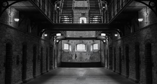 Тюремный коридор. Фото: Tracy Lundgren from Pixabay, https://pixabay.com/photos/prison-jail-dark-creepy-lockup-1331203/ Тюремный коридор. Фото: Tracy Lundgren from Pixabay, https://pixabay.com/photos/prison-jail-dark-creepy-lockup-1331203/
