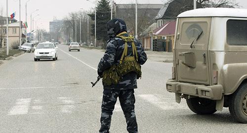 Сотрудник силовых структур. Фото: REUTERS/Stringer Сотрудник силовых структур. Фото: REUTERS/Stringer