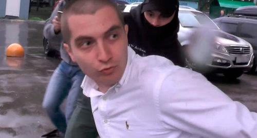 Задержание выходца из Северной Осетии Георгия Гуева. Фото: кадр видео TASS https://www.youtube.com/watch?v=yYQEb5nf0Iw&feature=youtu.be Задержание выходца из Северной Осетии Георгия Гуева. Фото: кадр видео TASS https://www.youtube.com/watch?v=yYQEb5nf0Iw&feature=youtu.be