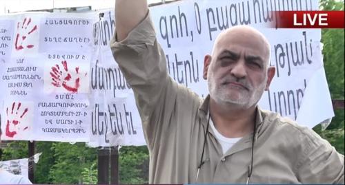 Противник Кочаряна на акции протеста. Скриншот видео https://www.youtube.com/watch?v=02EItaKfRvM&feature=youtu.be Противник Кочаряна на акции протеста. Скриншот видео https://www.youtube.com/watch?v=02EItaKfRvM&feature=youtu.be