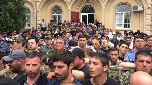 Участники бессрочной акции протеста у здания парламента Абхазии. 20 мая 2019 года. Фото Дмитрия Статейнова для "Кавказского узла" Участники бессрочной акции протеста у здания парламента Абхазии. 20 мая 2019 года. Фото Дмитрия Статейнова для "Кавказского узла"
