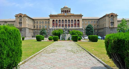 Руставский металлургический завод. Фото: ზვიად ავალიანი https://ru.wikipedia.org Руставский металлургический завод. Фото: ზვიად ავალიანი https://ru.wikipedia.org